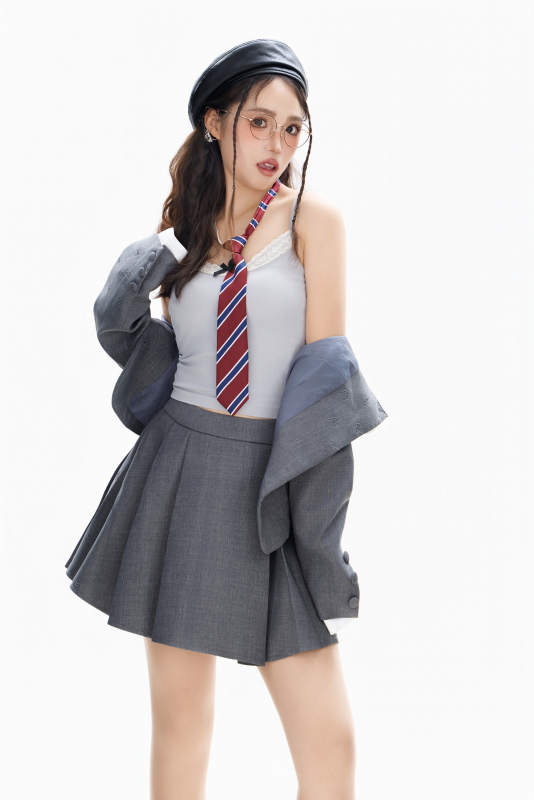 影棚拍摄身穿制服装扮时尚的亚洲美女图片