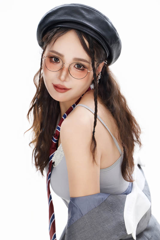 影棚拍摄身穿制服装扮时尚的亚洲美女图片