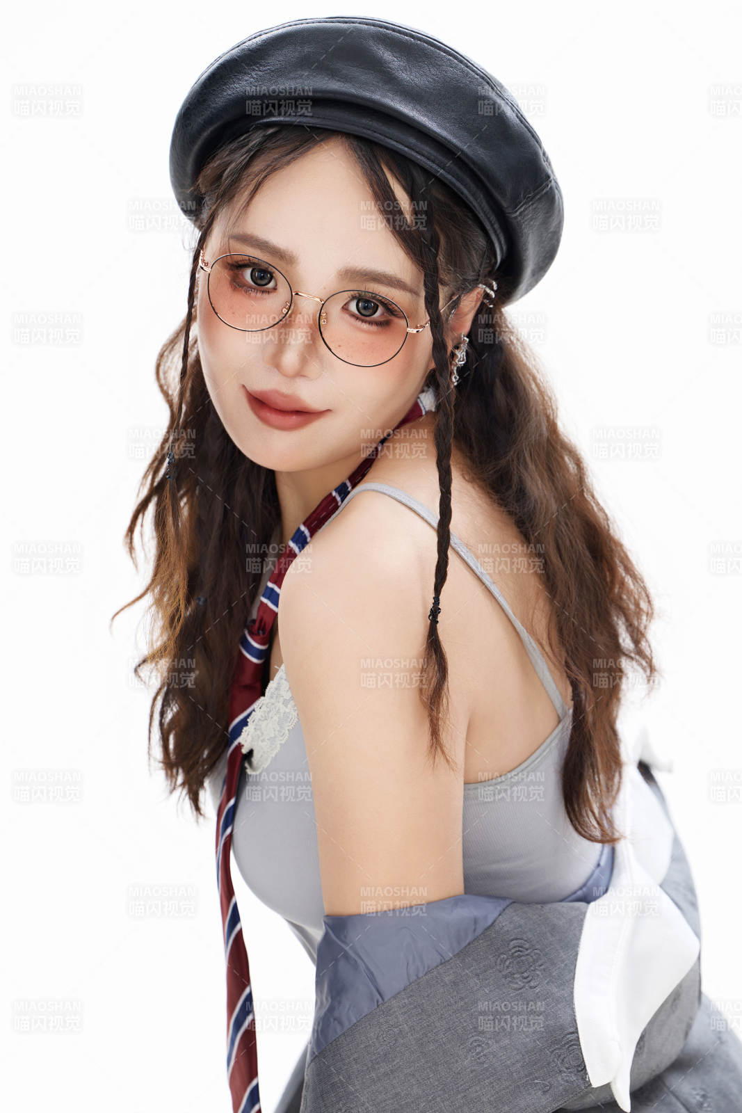 影棚拍摄身穿制服装扮时尚的亚洲美女图片