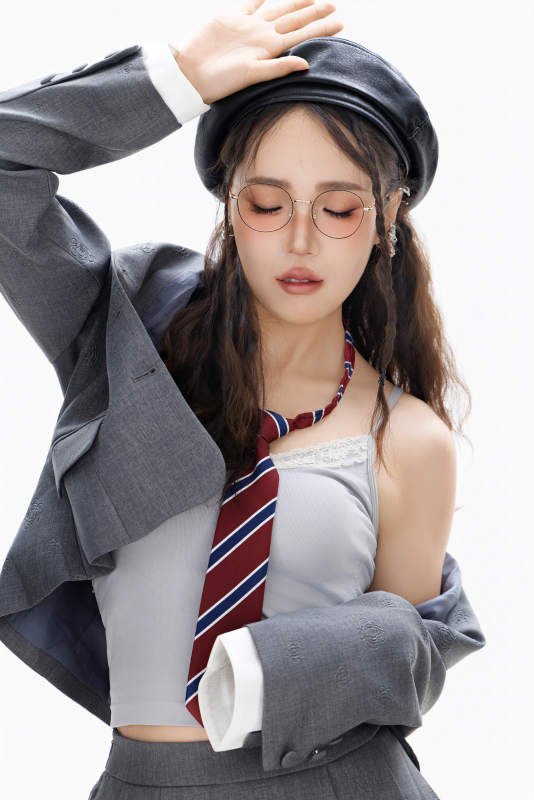 影棚拍摄身穿制服装扮时尚的亚洲美女图片