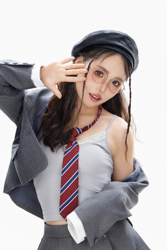 影棚拍摄身穿制服装扮时尚的亚洲美女图片