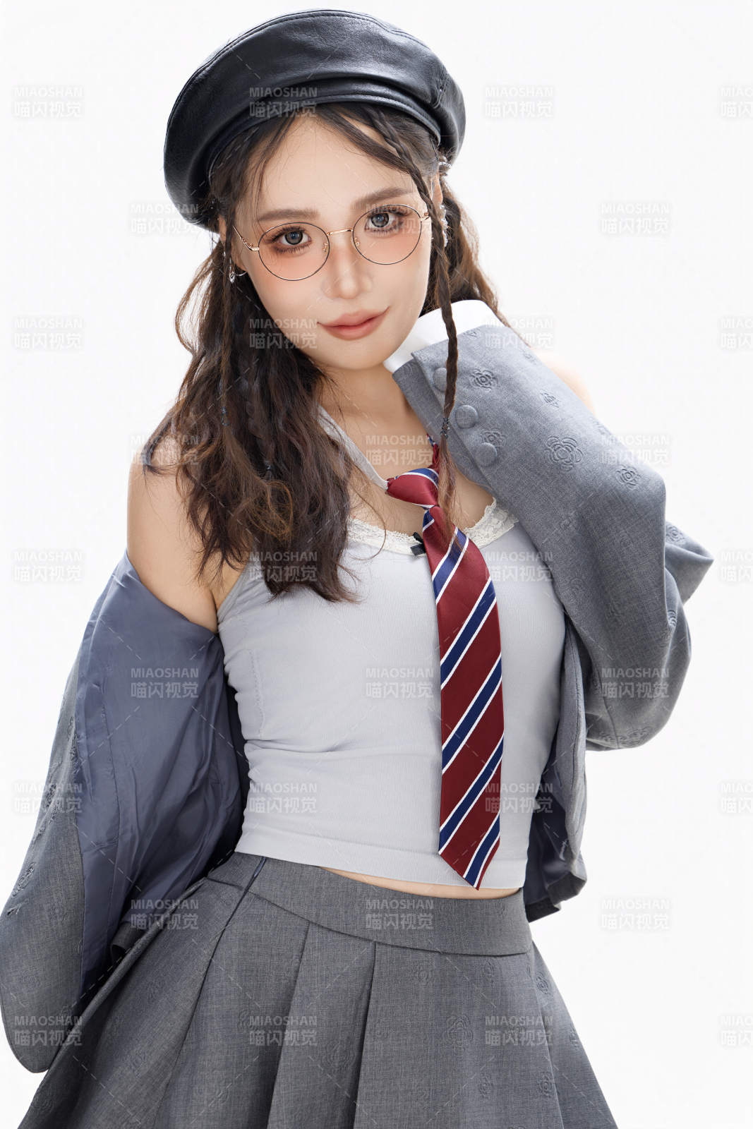 影棚拍摄身穿制服装扮时尚的亚洲美女图片