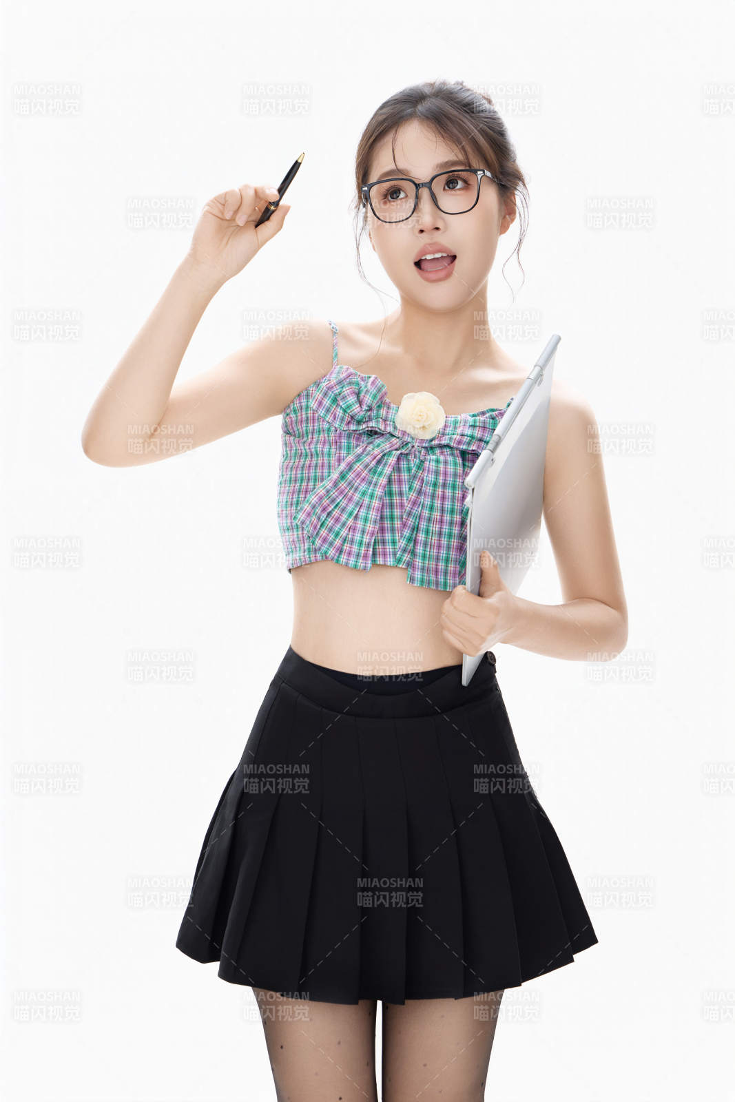 白色背景下青春活力的职业女性形象图片