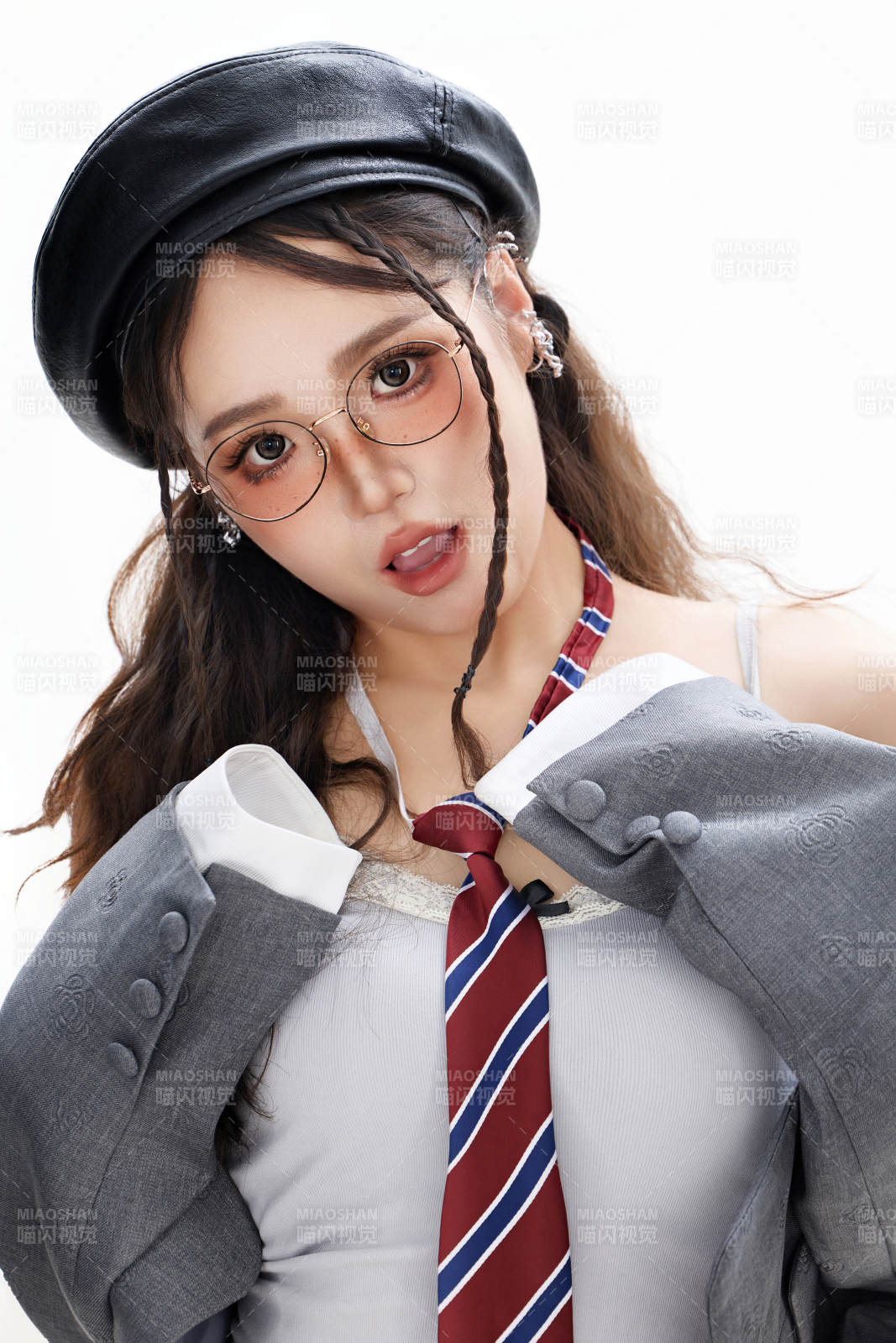 影棚拍摄身穿制服装扮时尚的亚洲美女图片