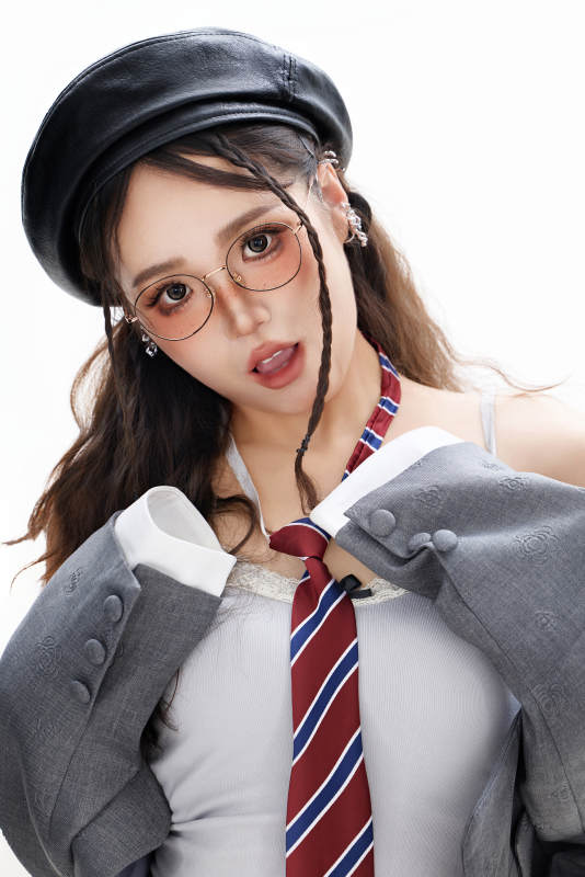 影棚拍摄身穿制服装扮时尚的亚洲美女图片