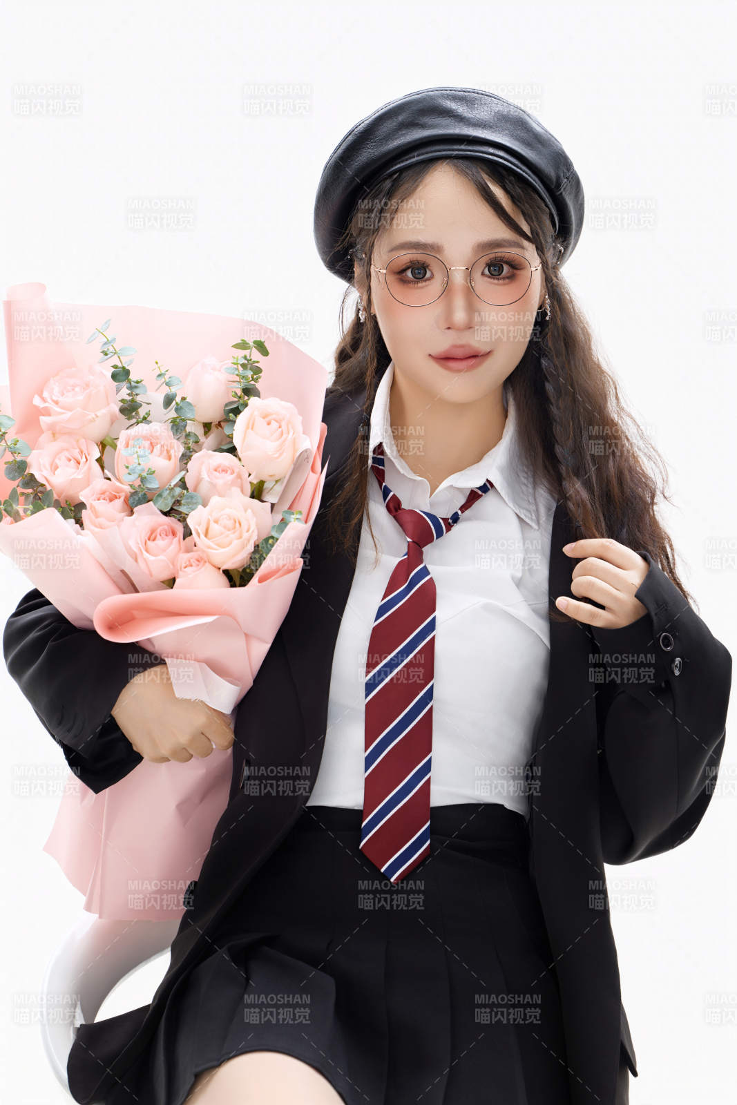 手抱鲜花身穿制服装扮时尚的亚洲美女图片