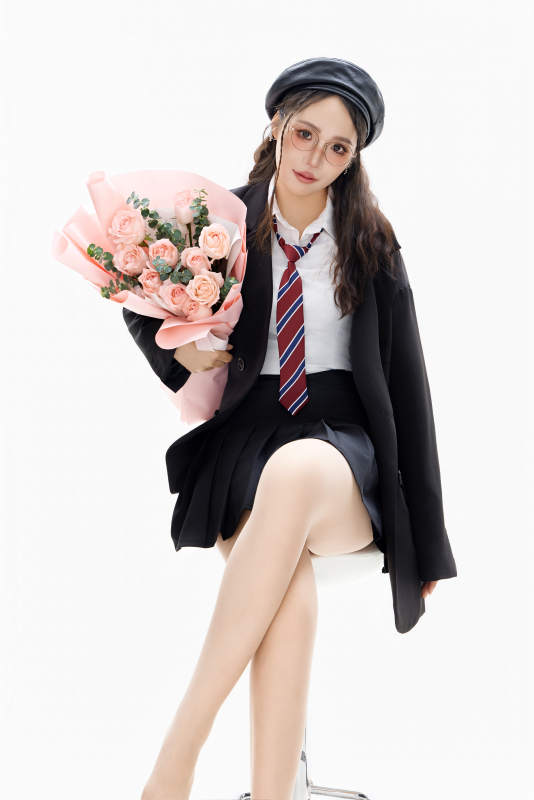 手抱鲜花身穿制服装扮时尚的亚洲美女图片