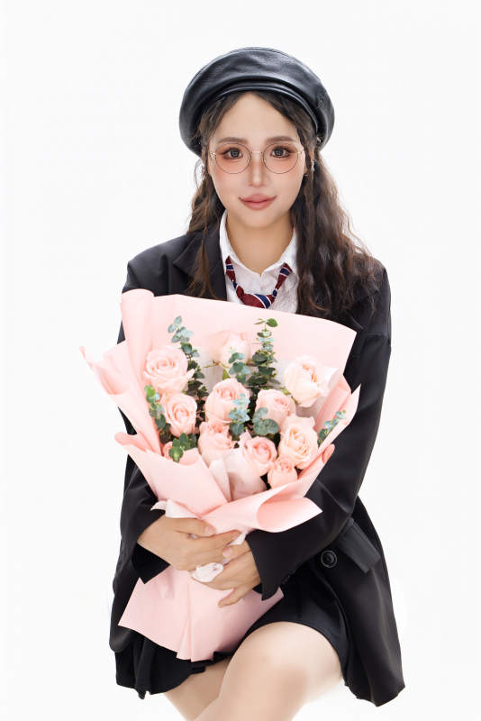 手抱鲜花身穿制服装扮时尚的亚洲美女图片