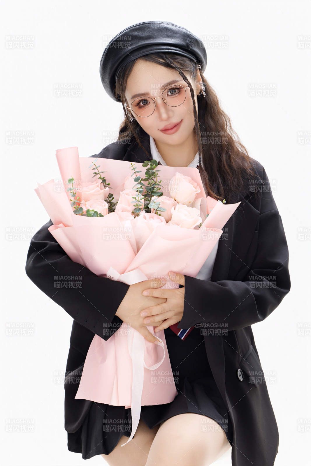 手抱鲜花身穿制服装扮时尚的亚洲美女图片