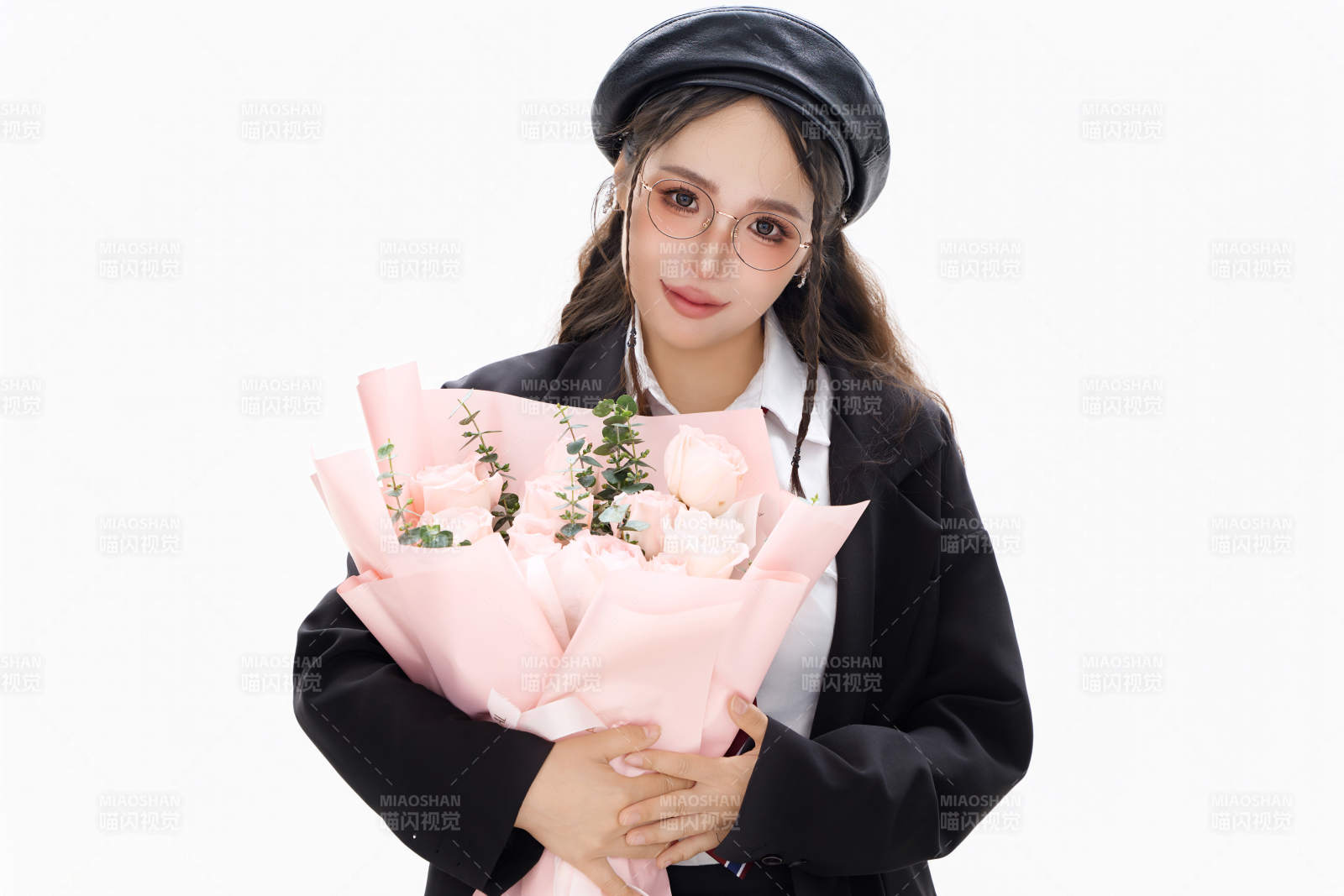 手抱鲜花身穿制服装扮时尚的亚洲美女图片