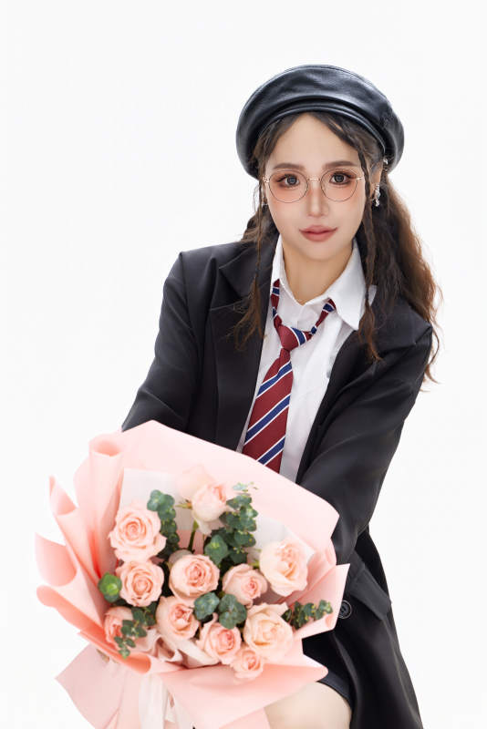 手抱鲜花身穿制服装扮时尚的亚洲美女图片