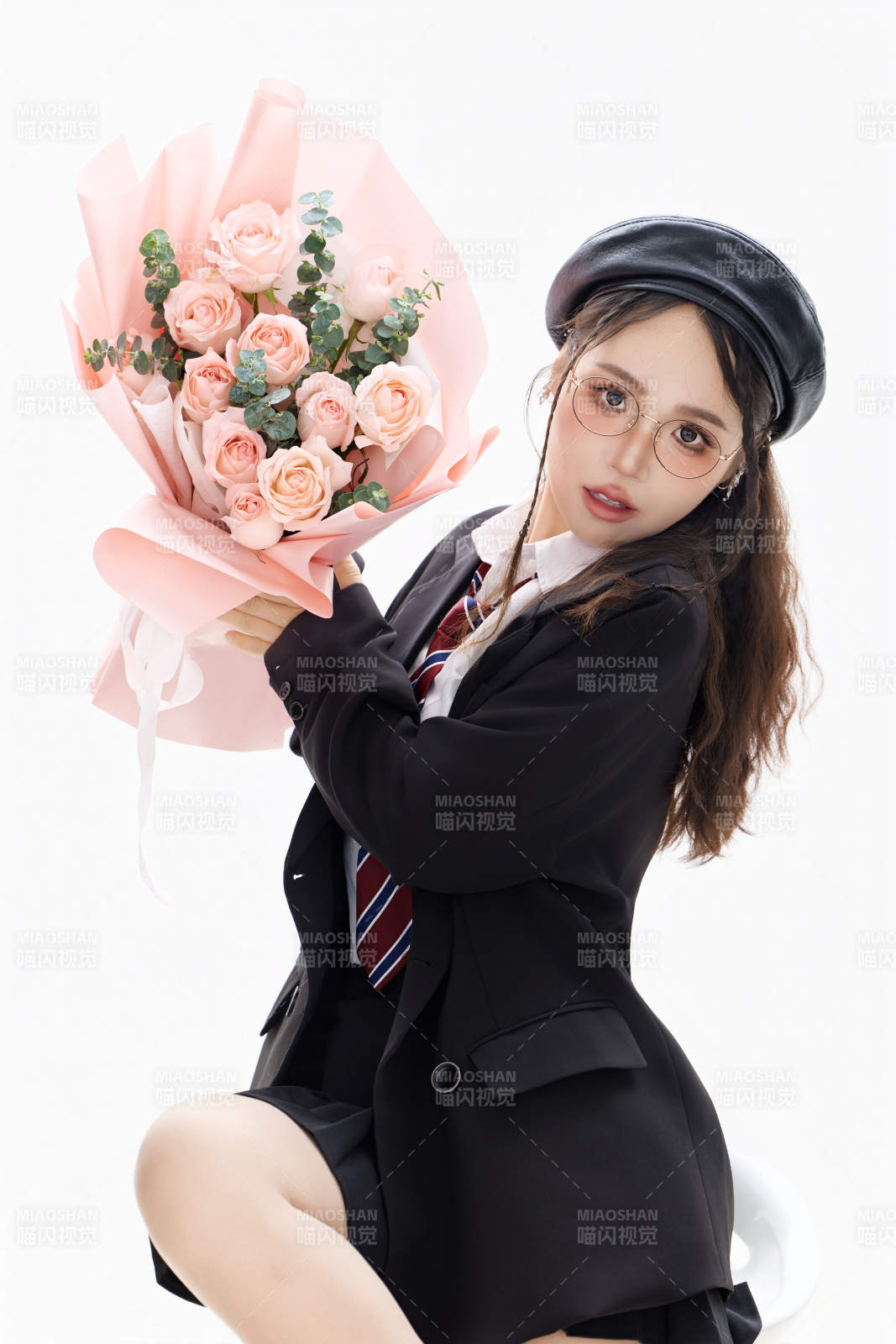 手抱鲜花身穿制服装扮时尚的亚洲美女图片