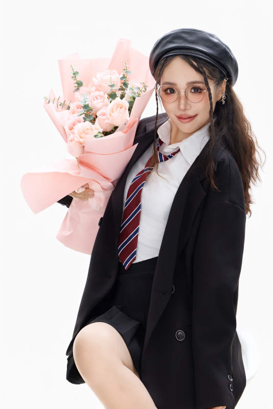 手抱鲜花身穿制服装扮时尚的亚洲美女图片