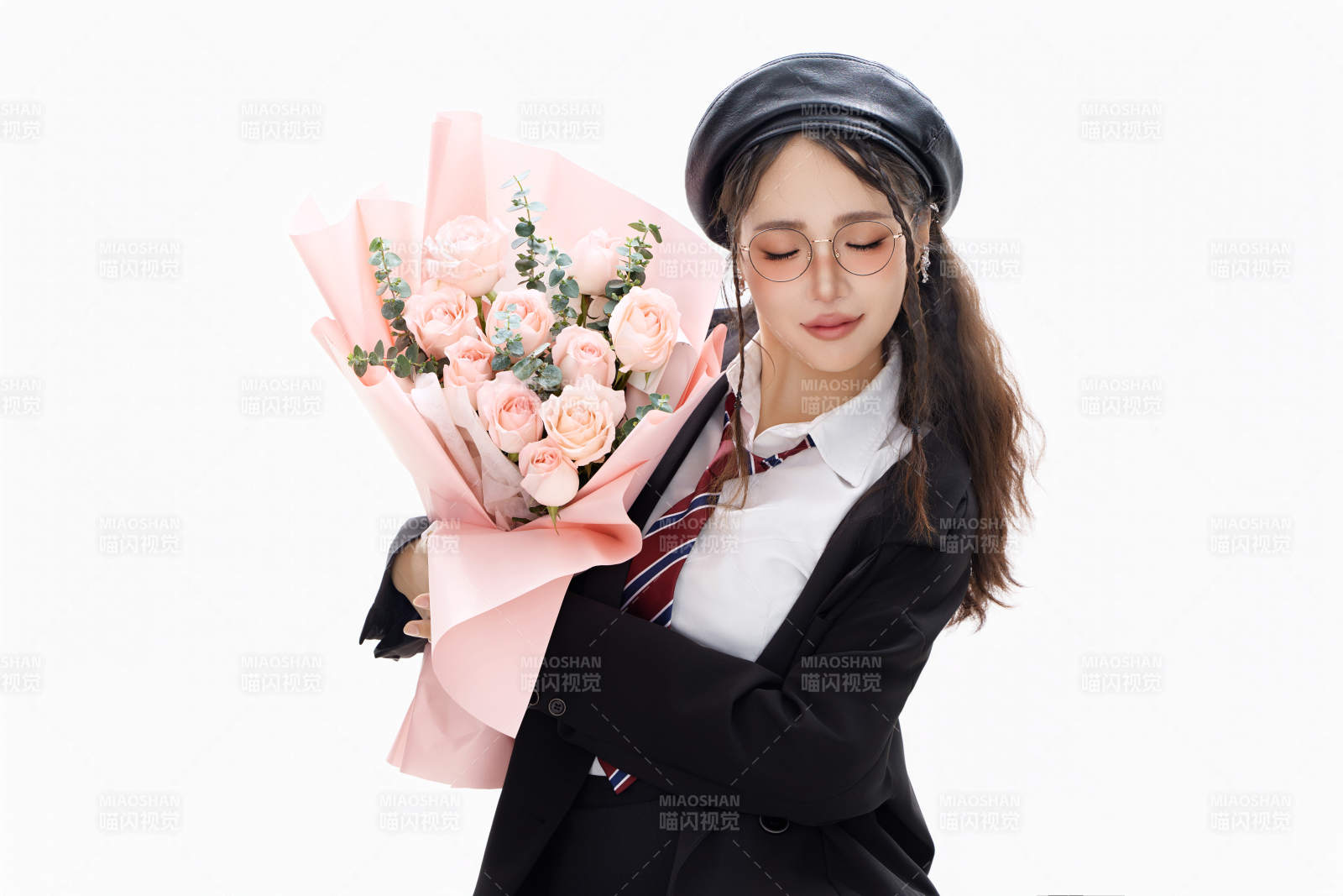 手抱鲜花身穿制服装扮时尚的亚洲美女图片