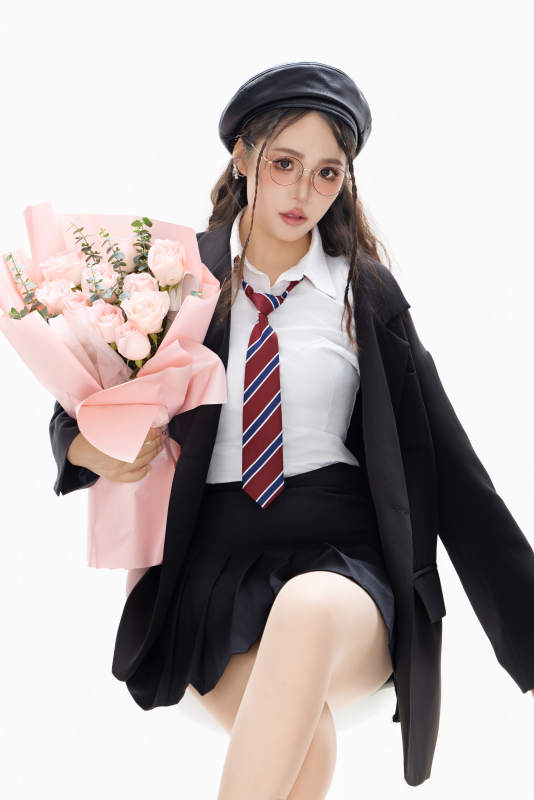 手抱鲜花身穿制服装扮时尚的亚洲美女图片