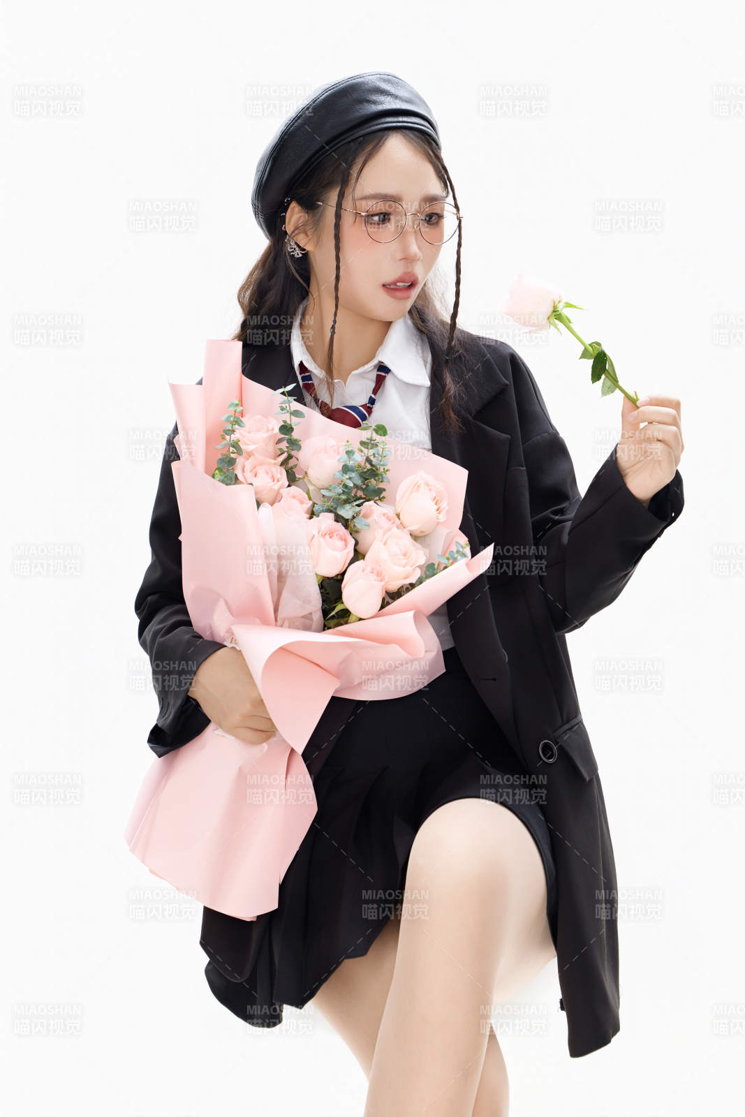 手抱鲜花身穿制服装扮时尚的亚洲美女图片