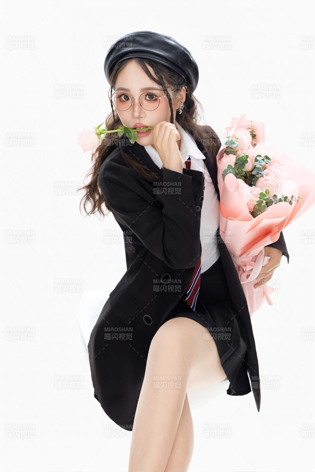 手抱鲜花身穿制服装扮时尚的亚洲美女图片