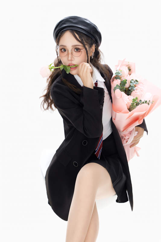 手抱鲜花身穿制服装扮时尚的亚洲美女图片