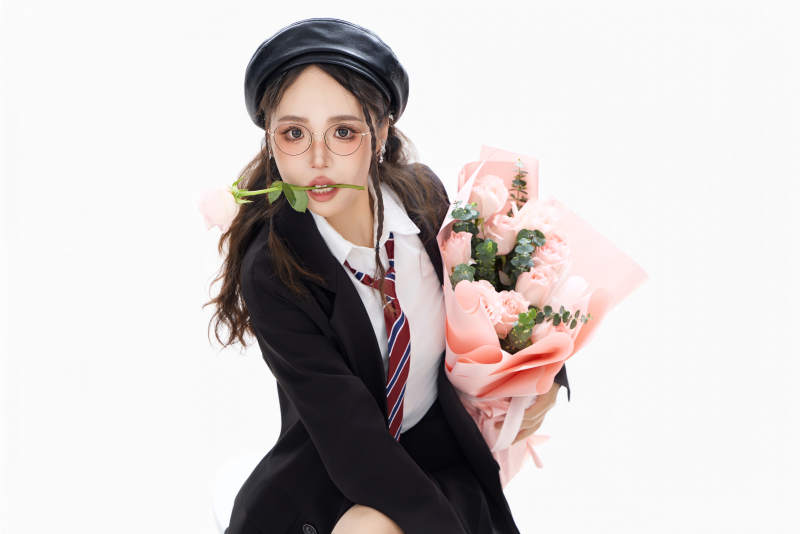 手抱鲜花身穿制服装扮时尚的亚洲美女图片