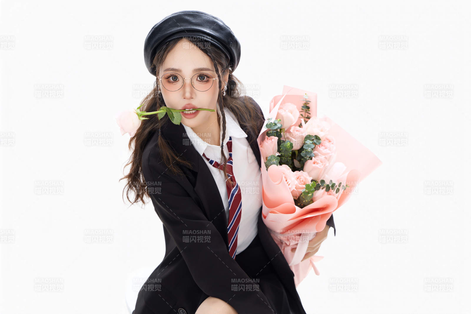 手抱鲜花身穿制服装扮时尚的亚洲美女图片