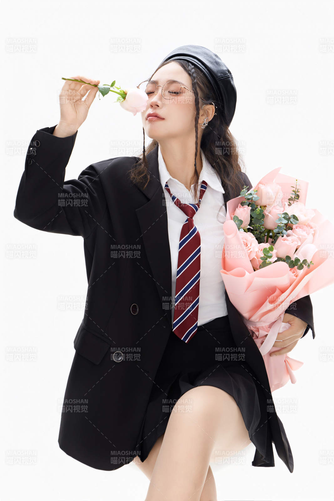 手抱鲜花身穿制服装扮时尚的亚洲美女图片