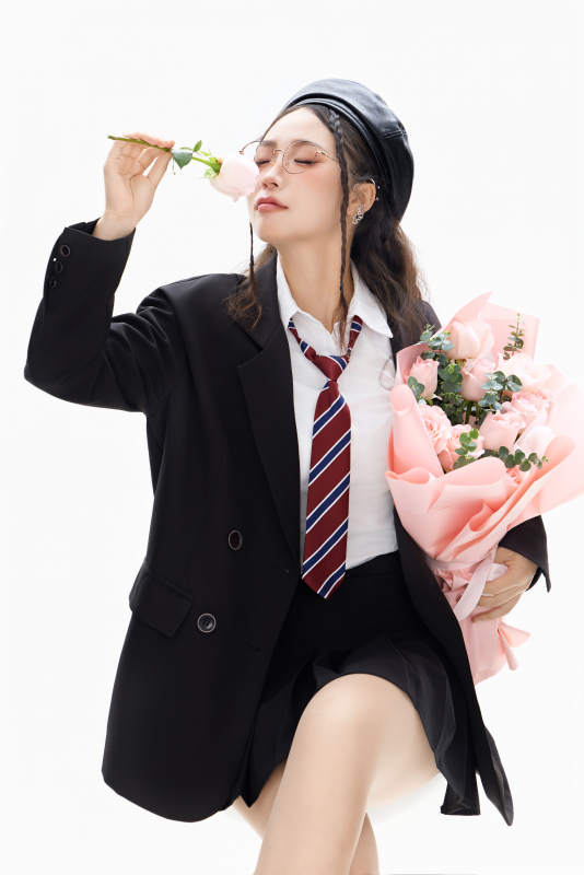 手抱鲜花身穿制服装扮时尚的亚洲美女图片