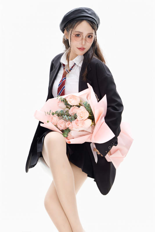 手抱鲜花身穿制服装扮时尚的亚洲美女图片