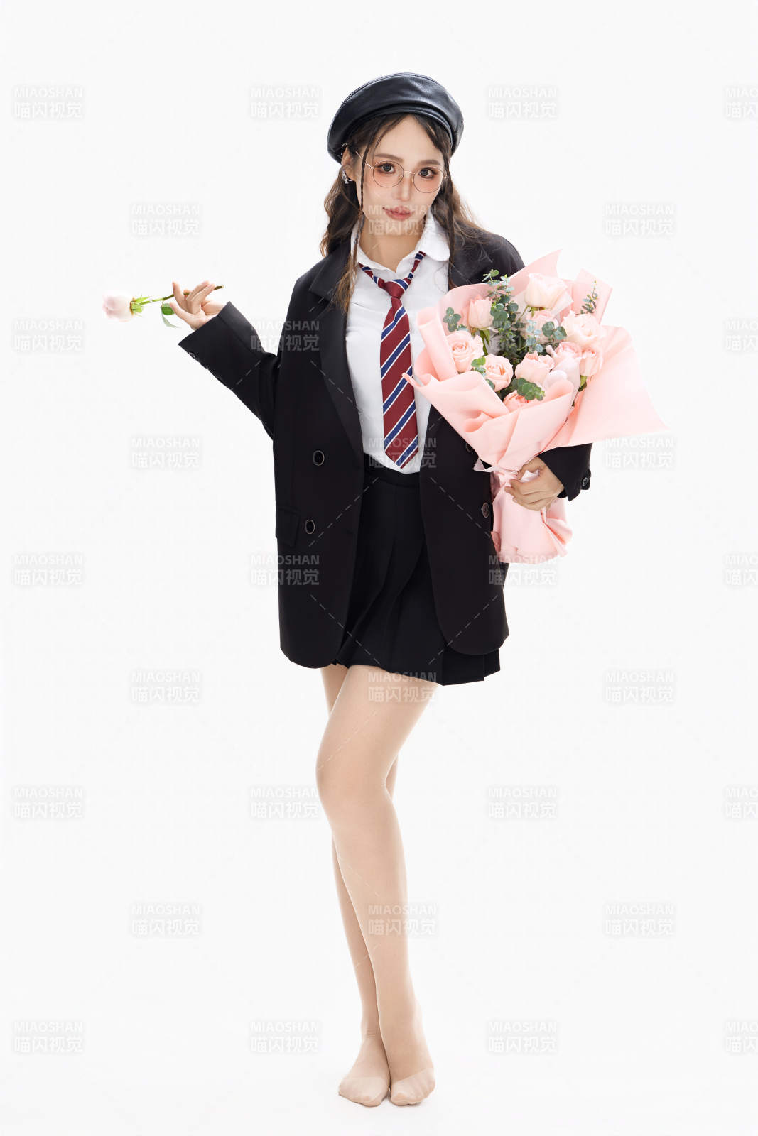 手抱鲜花身穿制服装扮时尚的亚洲美女图片