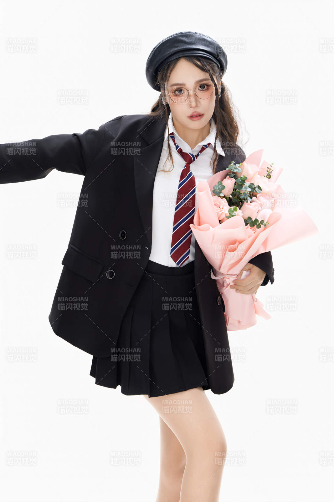 手抱鲜花身穿制服装扮时尚的亚洲美女图片