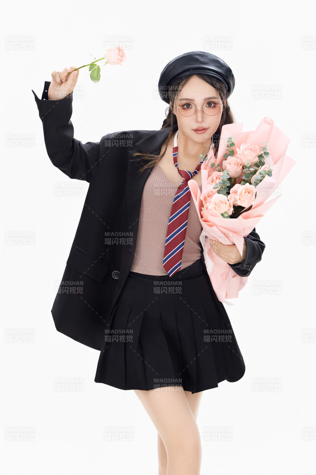 手抱鲜花身穿制服装扮时尚的亚洲美女图片