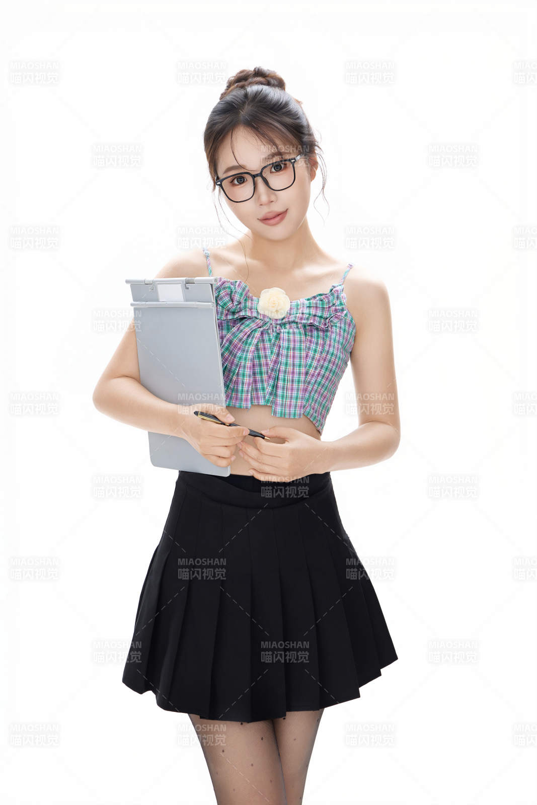 白色背景下青春活力的职业女性形象图片