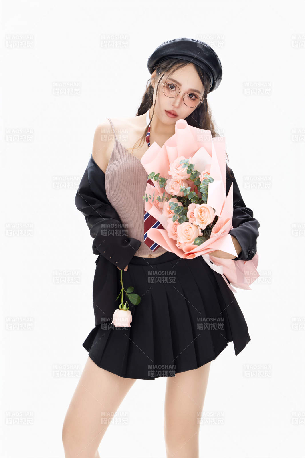 手抱鲜花身穿制服装扮时尚的亚洲美女图片