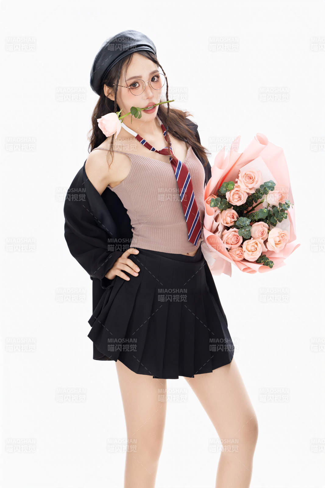 手抱鲜花身穿制服装扮时尚的亚洲美女图片