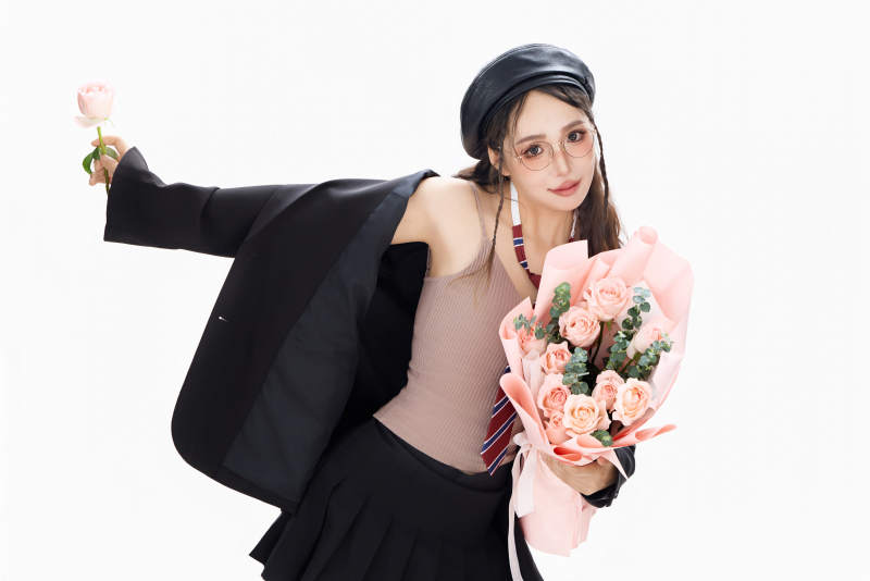 手抱鲜花身穿制服装扮时尚的亚洲美女图片