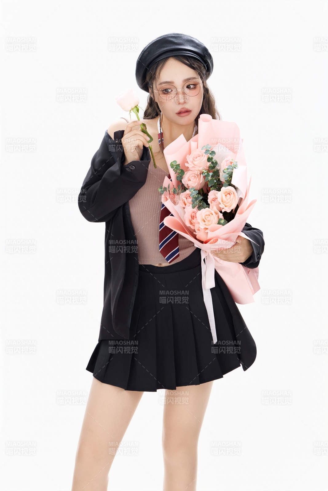 手抱鲜花身穿制服装扮时尚的亚洲美女图片