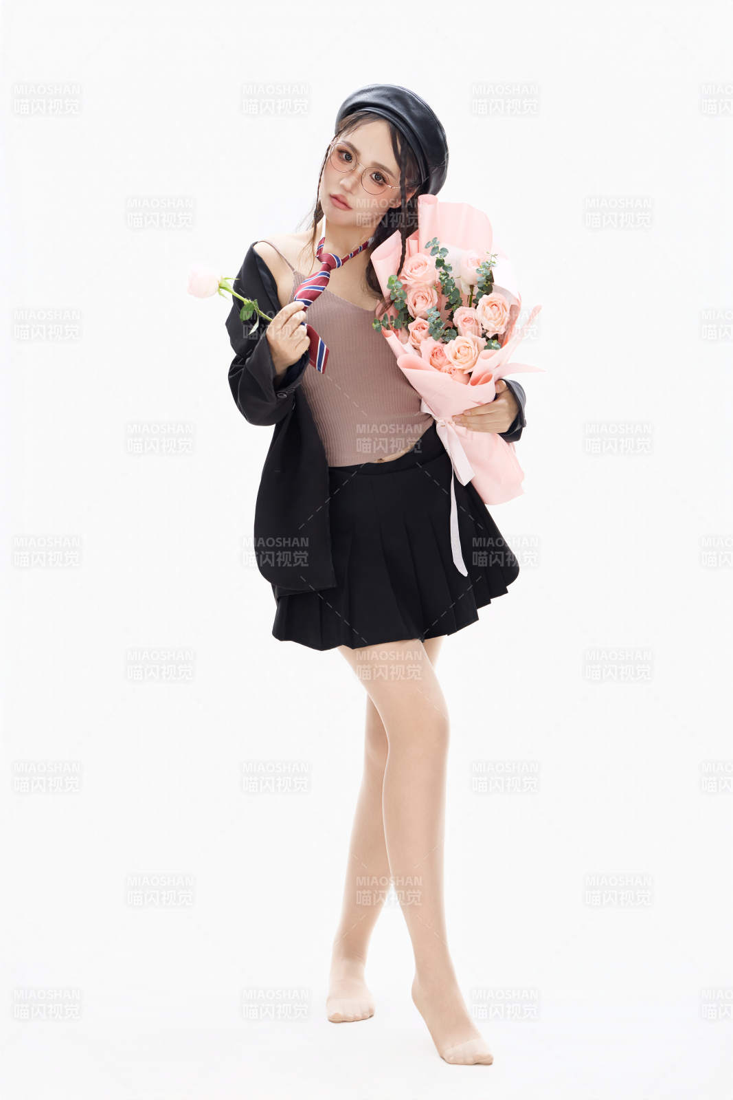 手抱鲜花身穿制服装扮时尚的亚洲美女图片