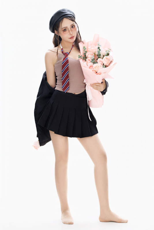 手抱鲜花身穿制服装扮时尚的亚洲美女图片