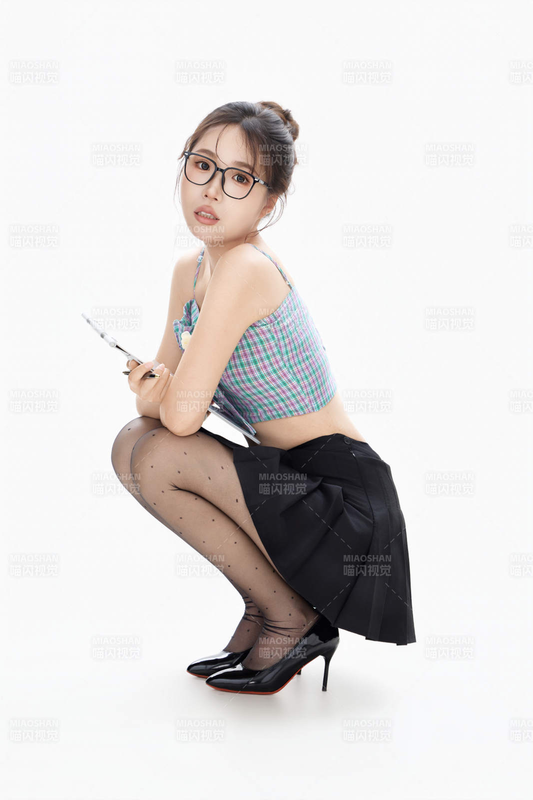 白色背景下青春活力的职业女性形象图片