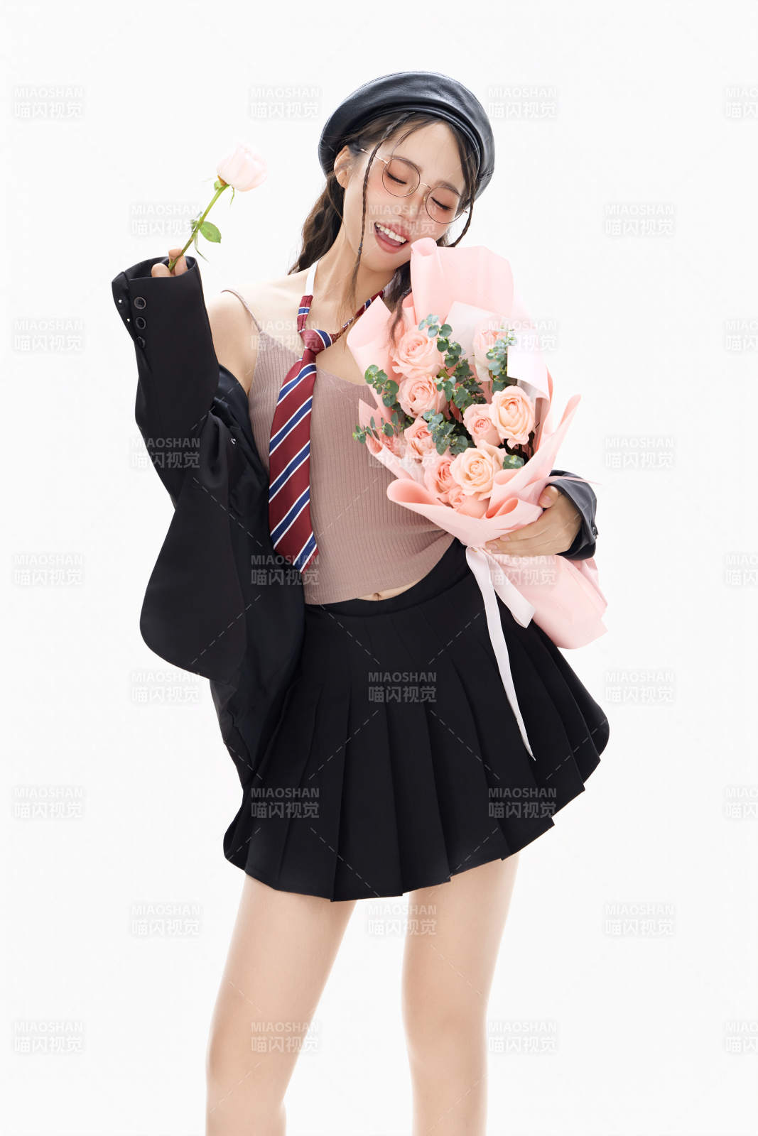 手抱鲜花身穿制服装扮时尚的亚洲美女图片