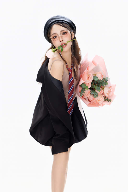 手抱鲜花身穿制服装扮时尚的亚洲美女图片