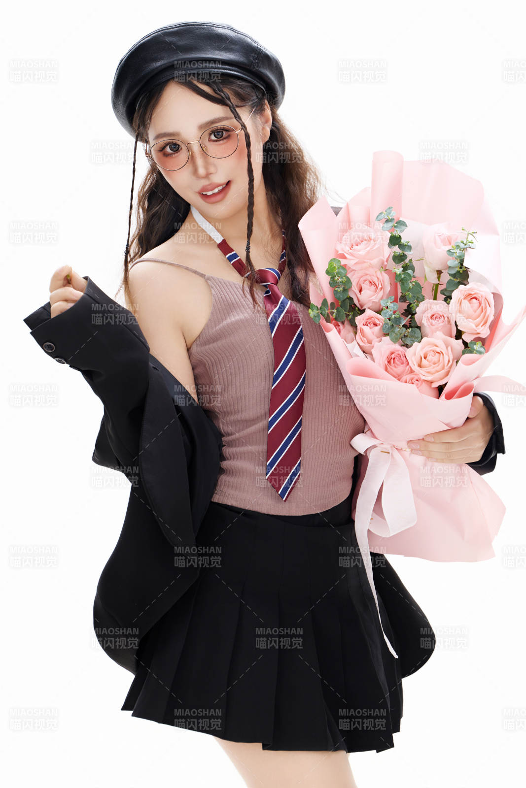 手抱鲜花身穿制服装扮时尚的亚洲美女图片