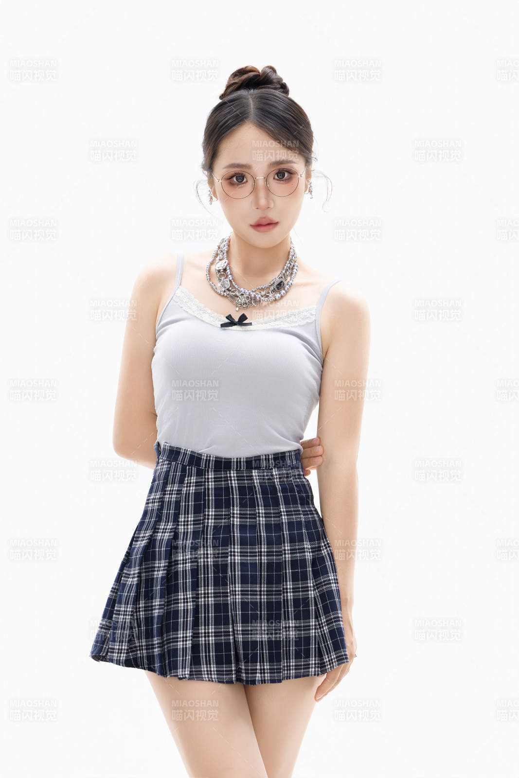 影棚拍摄穿着职业装的商务女性形象图片