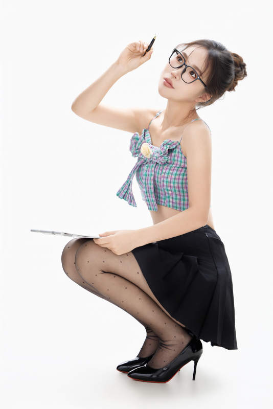 白色背景下青春活力的职业女性形象图片