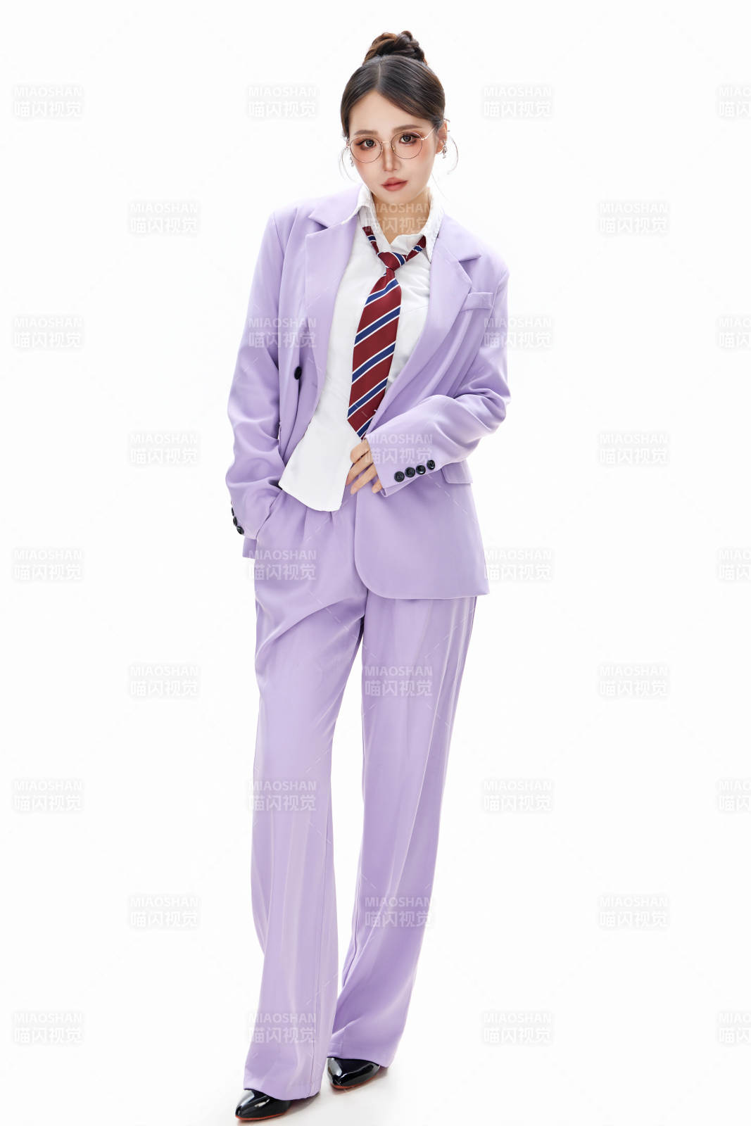 影棚拍摄穿着职业装的商务女性形象图片