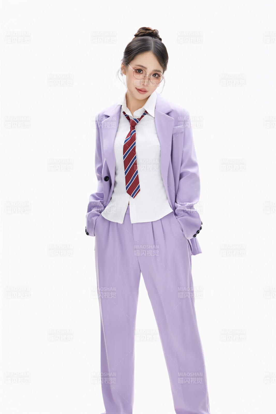 影棚拍摄穿着职业装的商务女性形象图片