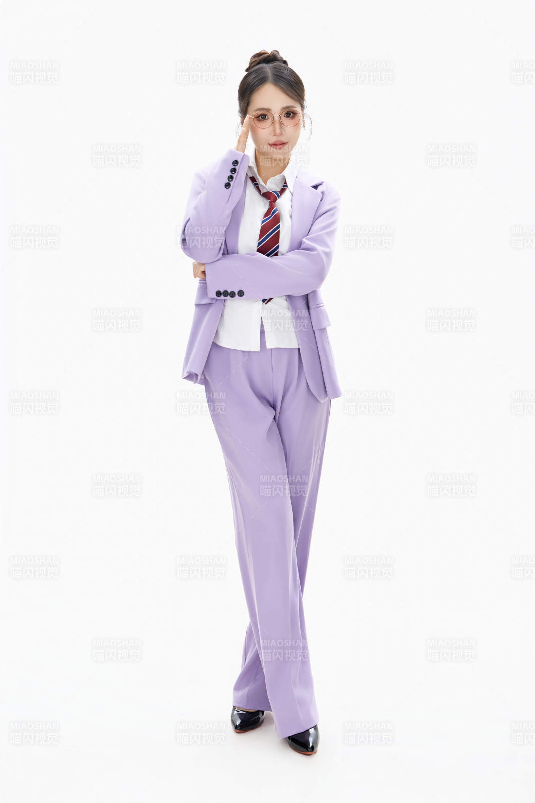 影棚拍摄穿着职业装的商务女性形象图片