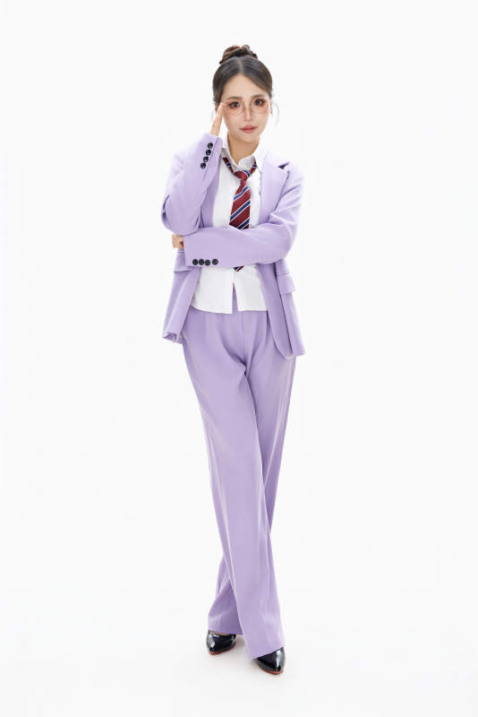 影棚拍摄穿着职业装的商务女性形象图片