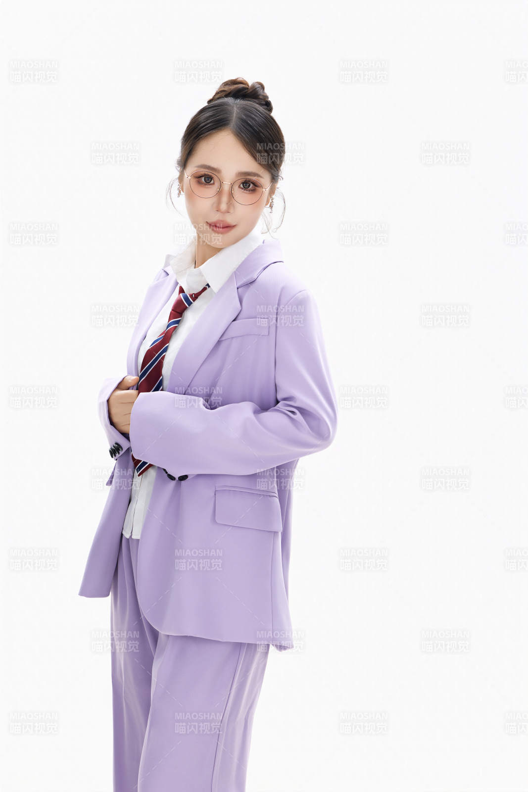 影棚拍摄穿着职业装的商务女性形象图片