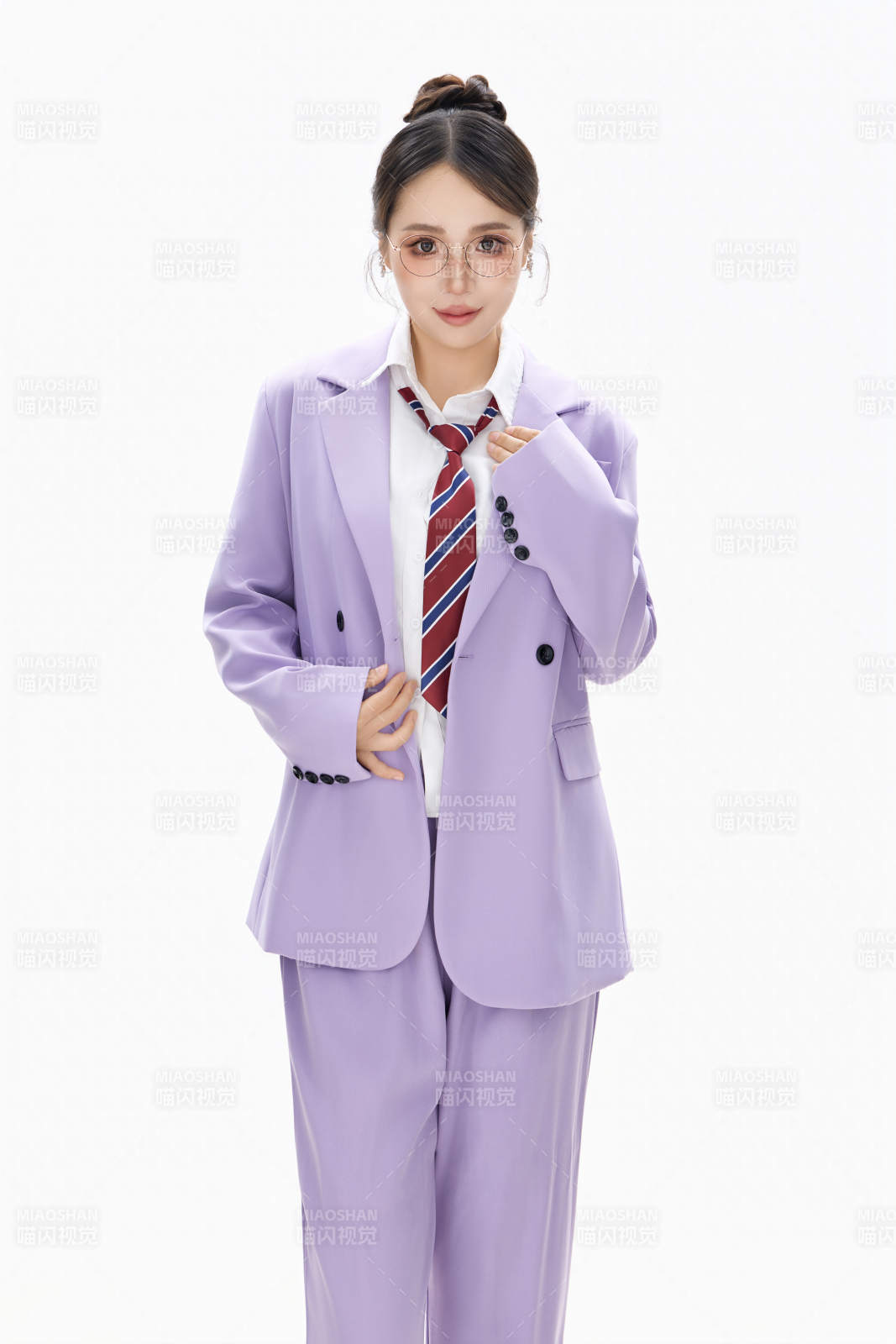 影棚拍摄穿着职业装的商务女性形象图片