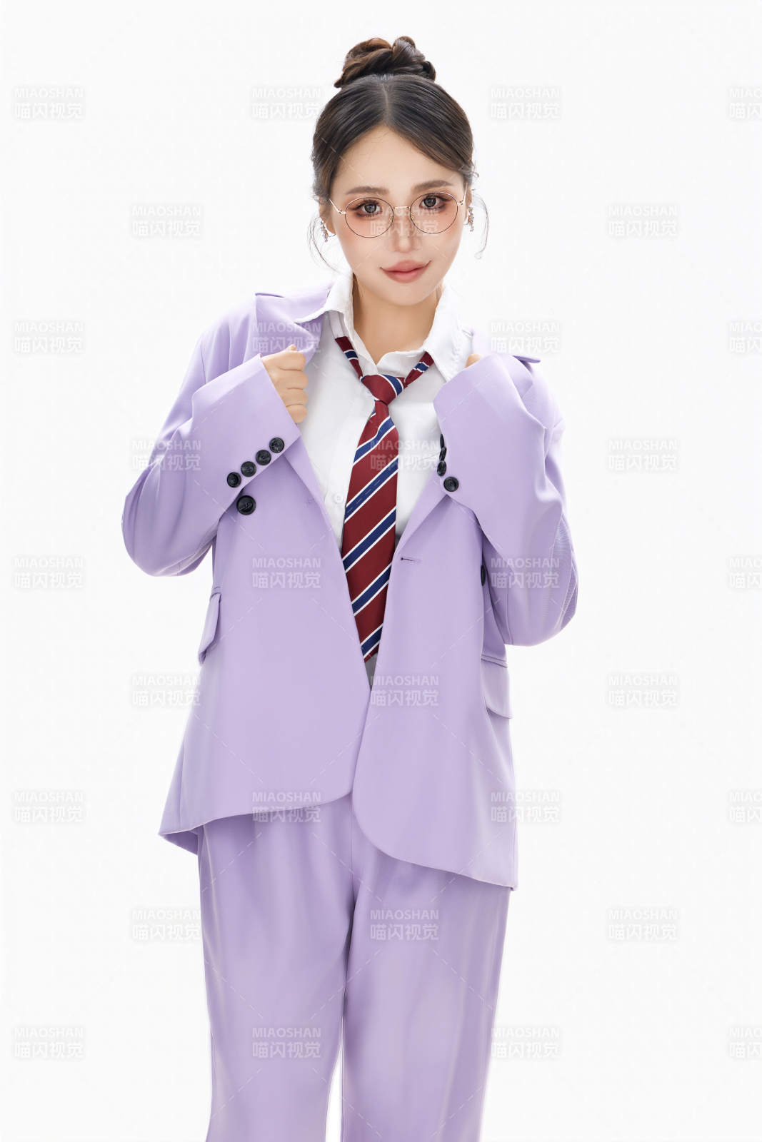 影棚拍摄穿着职业装的商务女性形象图片